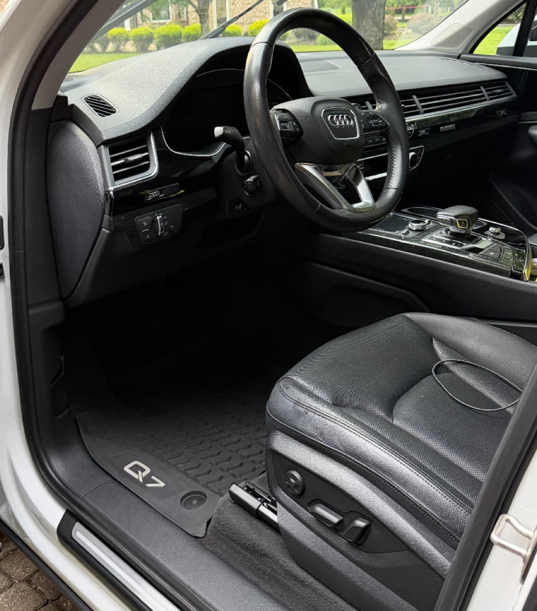 Audi Q7 interior after detailing